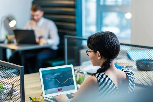 Glad ung kvinnlig person som arbetar på kontor — Stockfoto