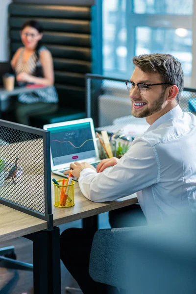 Fröhliche bärtige männliche Person, die sein Lächeln zeigt — Stockfoto