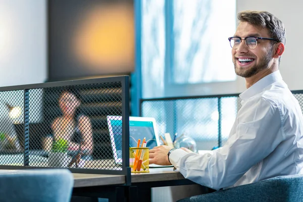 Alegre barbudo persona masculina que tiene pensamientos positivos — Foto de Stock