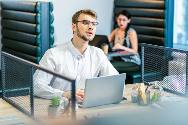 Sziluettjét, barna nő, hogy a dolgozó office — Stock Fotó