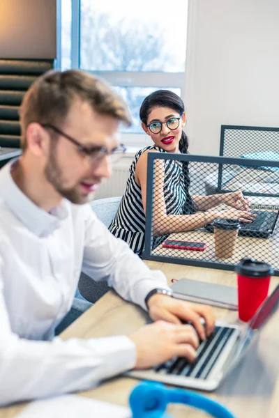 Positieve blij langharige vrouw haar glimlach demonstreren — Stockfoto