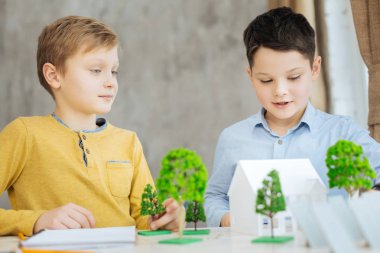 Eko-kent projesi inceleyerek keyifli pre-teen çocuklar