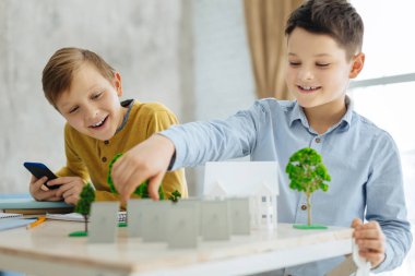 Neşeli pre-teen çocuklar ekoloji ev işte çalışmak