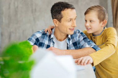 Hoş baba ve oğul ofiste