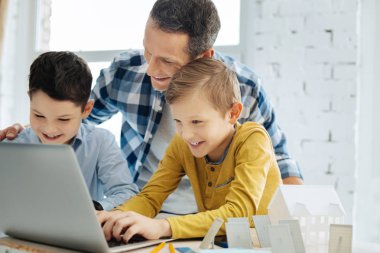 Mutlu baba oğlu iş üstünde laptop izlerken