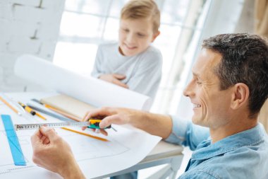 Genç mühendis önlemler teyp üzerindeki kontrol