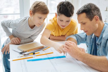 Pre-teen çocuklar nasıl pusula kullanmayı öğrenme