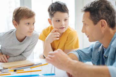 Pre-teen çocuklar o planı çizim yaparken de babamla sohbet