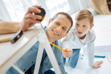 Tablo bacak uzunluğu kontrol iyimser çocuk