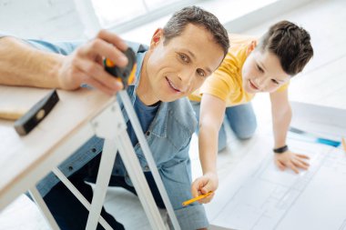 Sevimli çocuk babası ölçü tablosu bacağını yardım