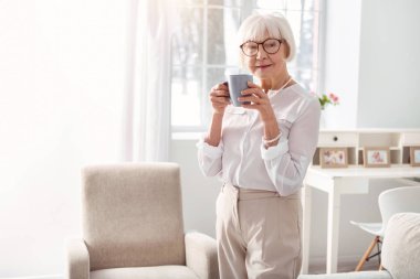 Bir fincan kahve ile poz güzel kadın kıdemli