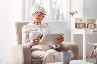 Madde için online ödeme yapmadan petite yaşlı kadın
