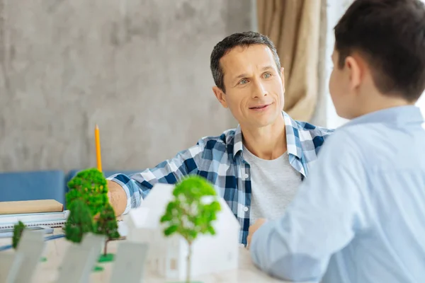 Charmiga arkitekt chatta med son under paus på jobbet — Stockfoto