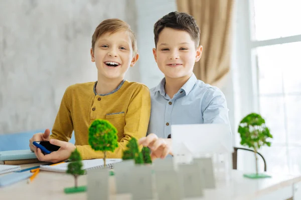 Niños felices posando mientras trabajan en el proyecto de ecología — Foto de Stock