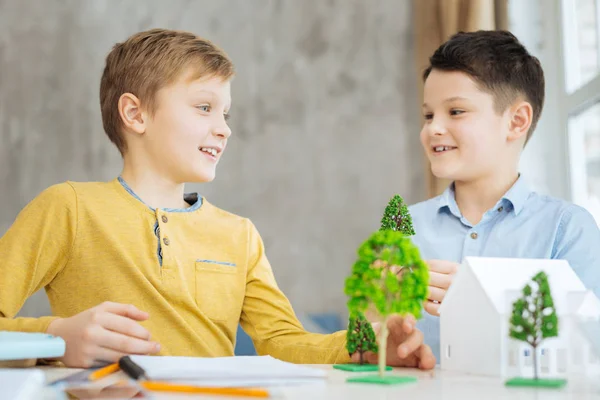 Niños preadolescentes alegres discutiendo su proyecto de ecología — Foto de Stock