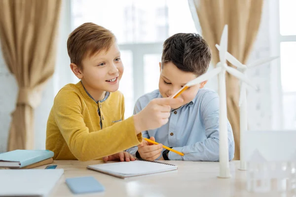 Curiosos chicos pre-adolescentes examinando turbinas eólicas — Foto de Stock