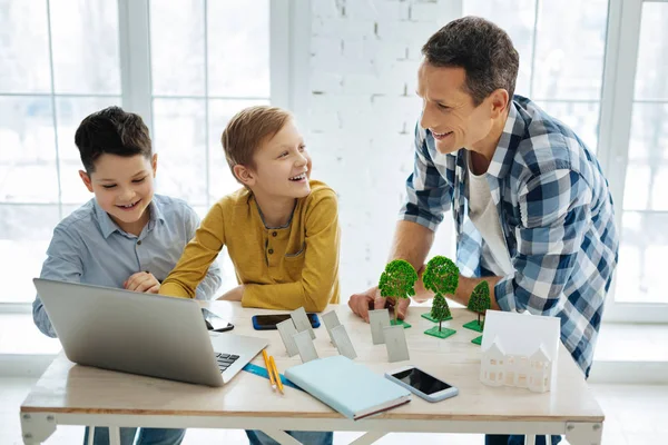 Niños alegres viendo la presentación del proyecto de sus padres — Foto de Stock