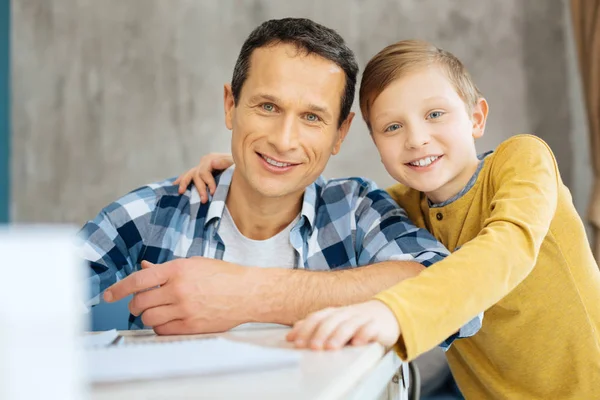 Happy young man and his son posing in the office — Stock Photo, Image