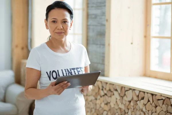 Mujer voluntaria atenta usando tableta —  Fotos de Stock