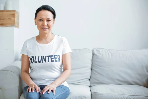 Piękna kobieta wolontariuszy, przygotowanie do usługi — Zdjęcie stockowe