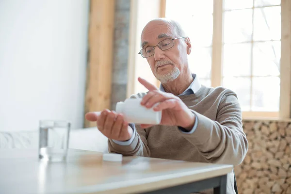 Earnest senior mannen tar medicin — Stockfoto
