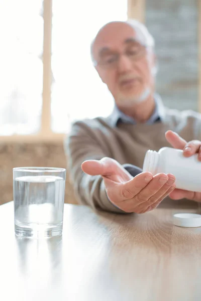 Trevlig senior mannen hålla sig till medicinering rutin — Stockfoto