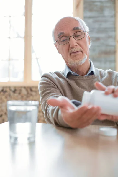 Reflekterande senior man tar droger — Stockfoto