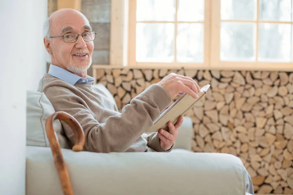 Gelukkig senior man leesboek — Stockfoto