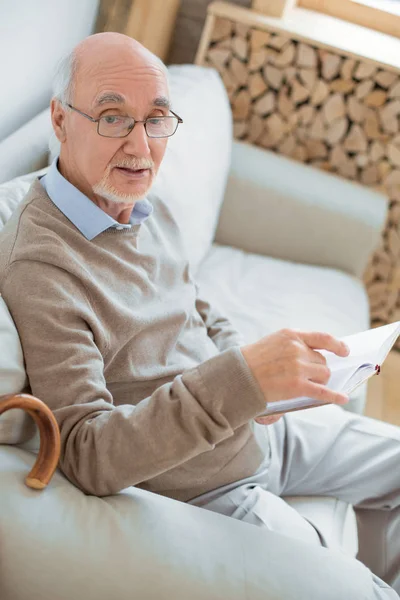 Bedårande senior man studerar bok — Stockfoto