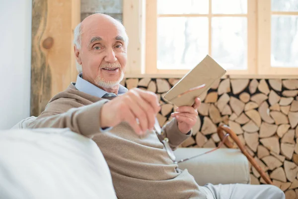Красивий старший чоловік занурюється в читання — стокове фото