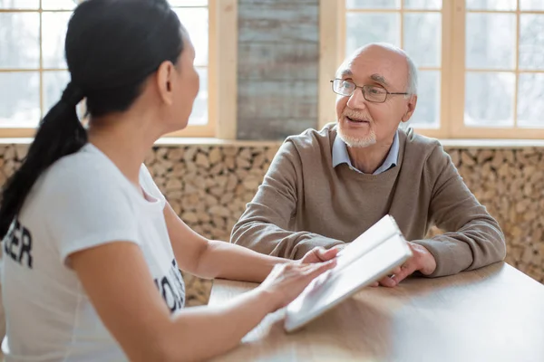 Vrijwilliger en homo senior man delen indrukken — Stockfoto