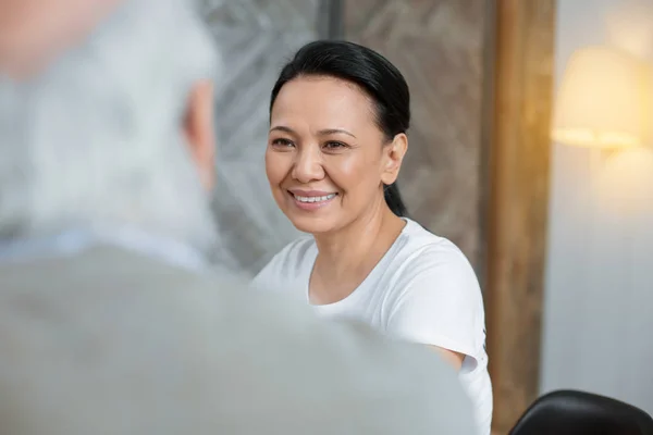 Asiático voluntario de apoyo hombre mayor — Foto de Stock