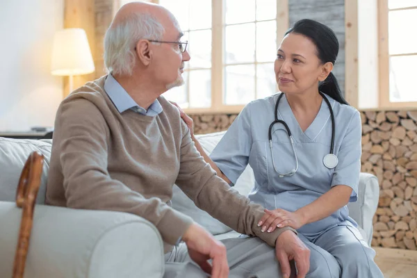 Hermoso médico consultoría hombre mayor — Foto de Stock