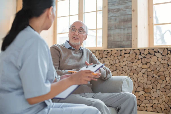 Medico professionista che ascolta reclamo di uomini anziani — Foto Stock