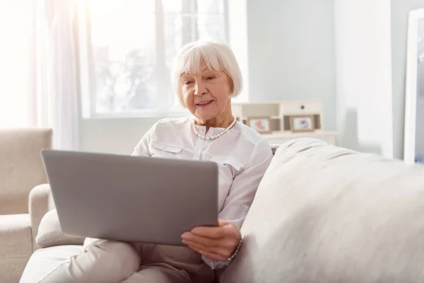 迷人的老年妇女在笔记本电脑上阅读电子邮件 — 图库照片