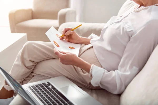 Mujer mayor estudiando cartas en la impresión — Foto de Stock