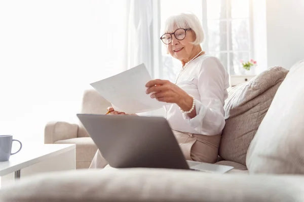 Mujer anciana agradable estudiando datos de investigación — Foto de Stock