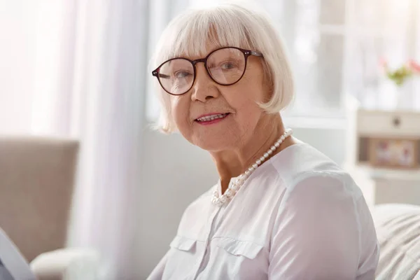 Gözlük gülümseyen neşeli yaşlı kadının yakın çekim — Stok fotoğraf