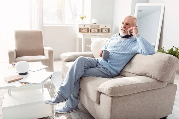 Kellemes idős ember súlyos beszélgetést a telefon — Stock Fotó