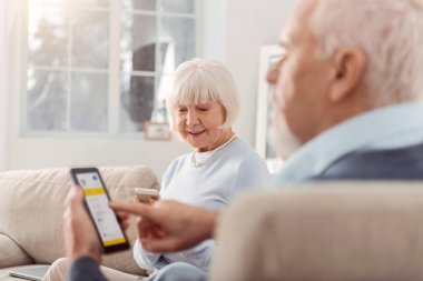 Güzel yaşlı çift onların araçları üzerinde mobil uygulamalar kullanma