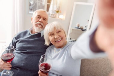 Şarap içme ve selfies alarak çok memnun üst düzey Çift