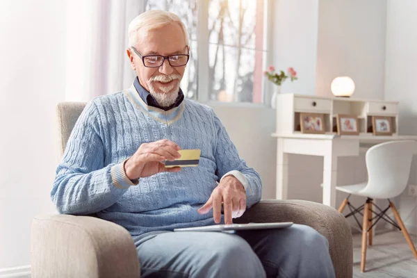 Miły człowiek starszy płatności online kartą kredytową — Zdjęcie stockowe