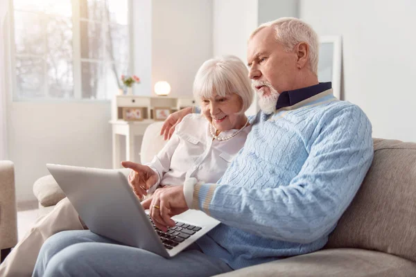 Vidám idősebb pár csinál online vásárlás együtt — Stock Fotó