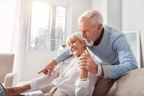 Feliz pareja de ancianos revisando el mapa en línea — Foto de Stock