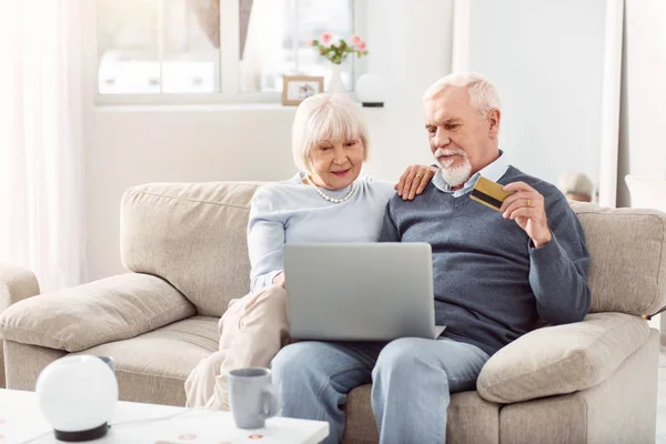 Kellemes idősebb pár fizet a közművek online — Stock Fotó