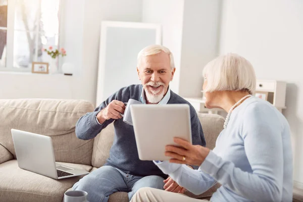 Vrolijke senior vrouw toont haar man nieuws update — Stockfoto