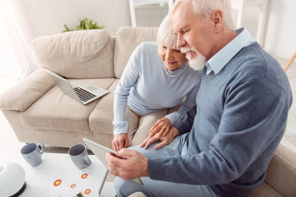 Vista superior de la pareja de ancianos viendo vídeo en línea juntos — Foto de Stock