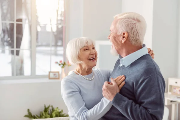 Счастливая старшая пара танцует в гостиной — стоковое фото