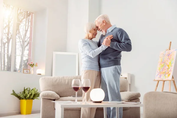 Hermosa pareja de ancianos vinculándose mientras bailan — Foto de Stock