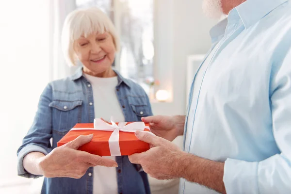 Старший мужчина получает подарок от любимой жены — стоковое фото